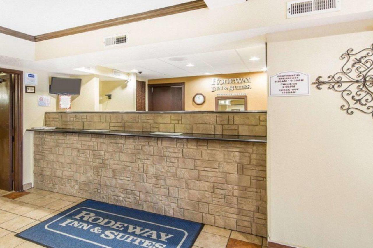 Rodeway Inn & Suites Madison East Екстер'єр фото