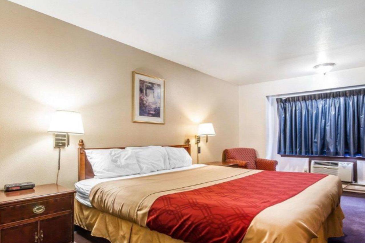 Rodeway Inn & Suites Madison East Екстер'єр фото