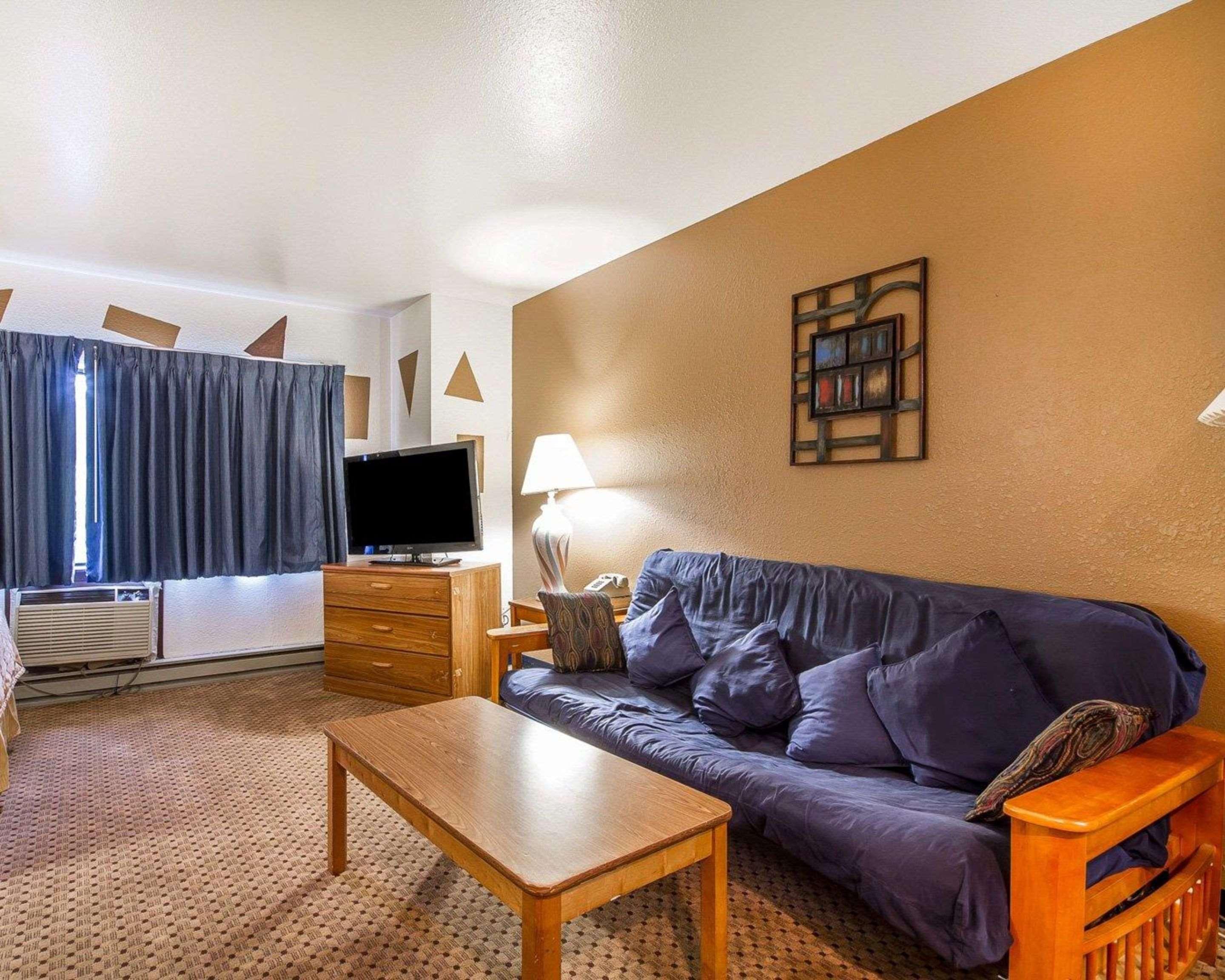 Rodeway Inn & Suites Madison East Екстер'єр фото