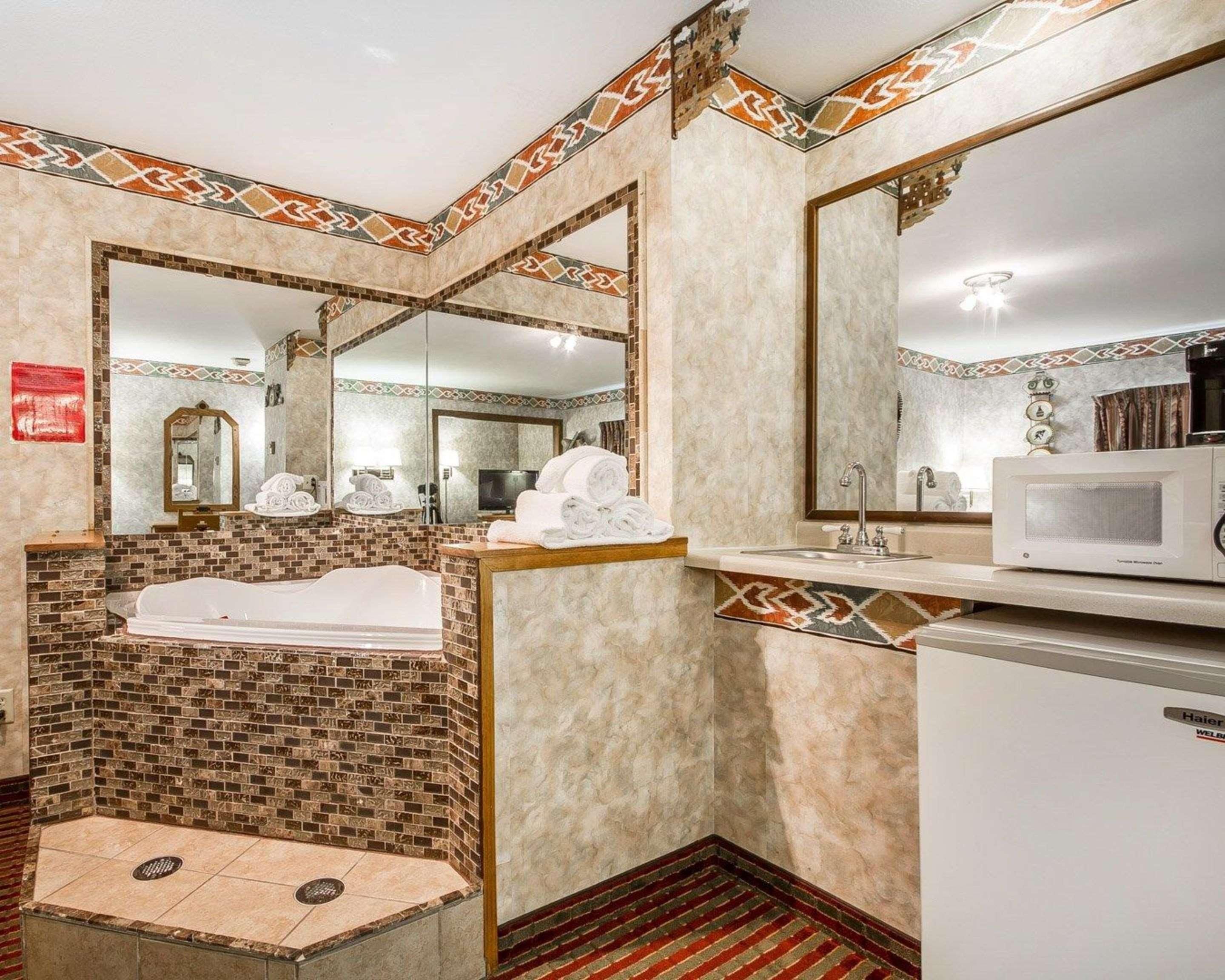 Rodeway Inn & Suites Madison East Екстер'єр фото