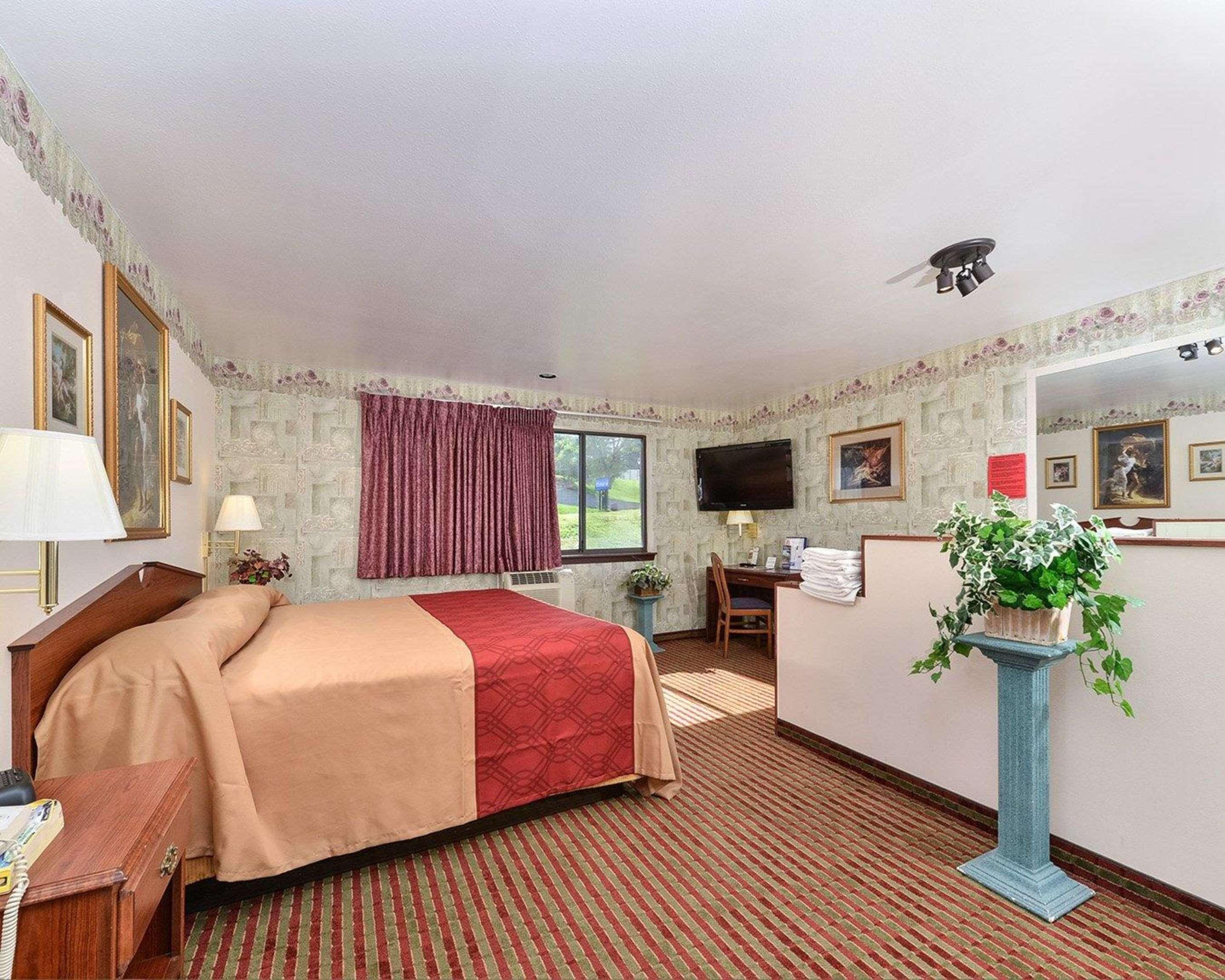 Rodeway Inn & Suites Madison East Екстер'єр фото