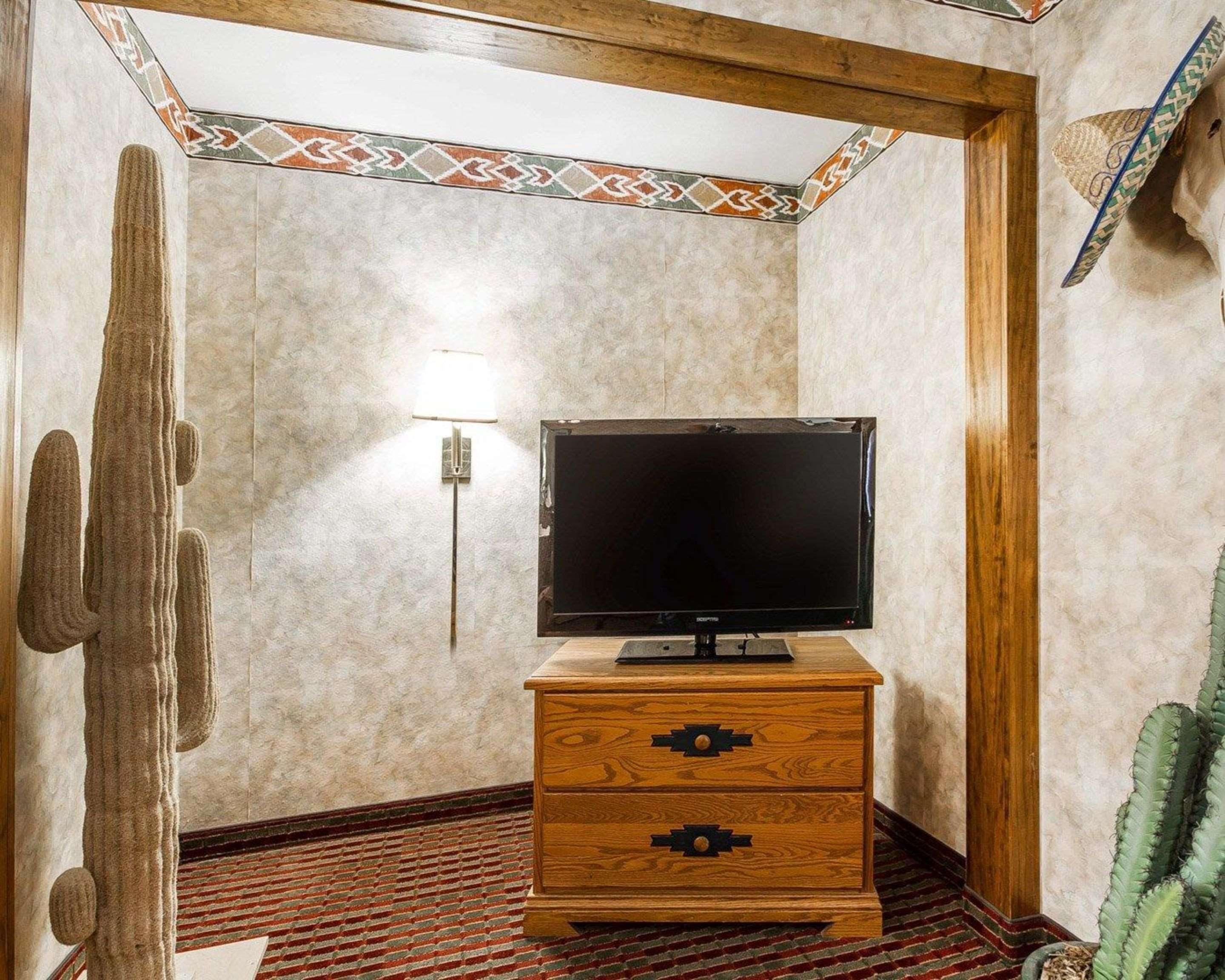 Rodeway Inn & Suites Madison East Екстер'єр фото