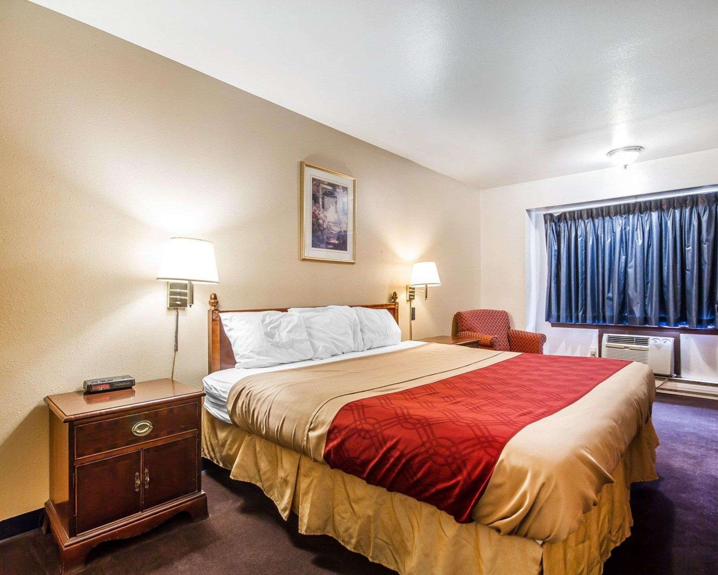 Rodeway Inn & Suites Madison East Екстер'єр фото