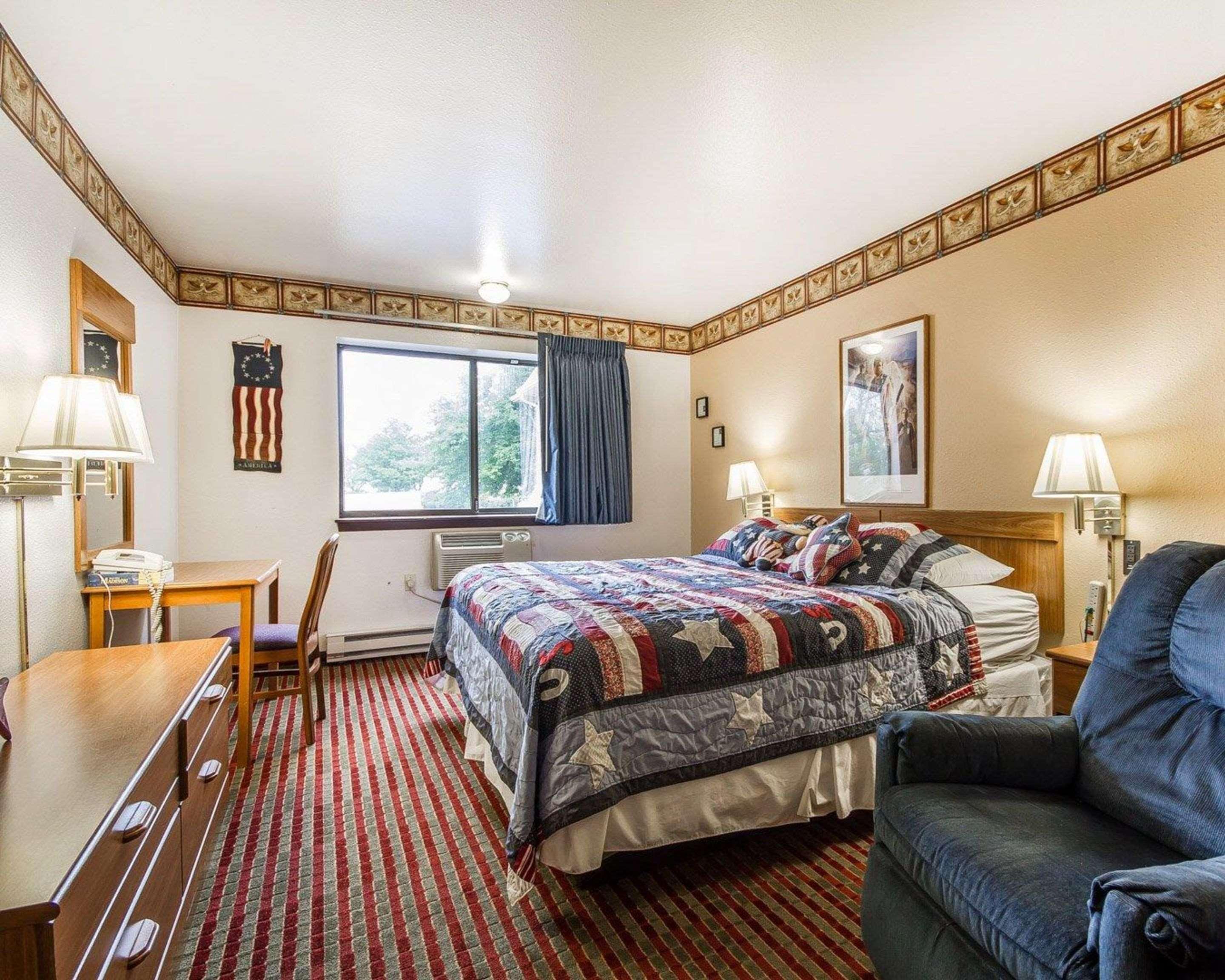 Rodeway Inn & Suites Madison East Екстер'єр фото