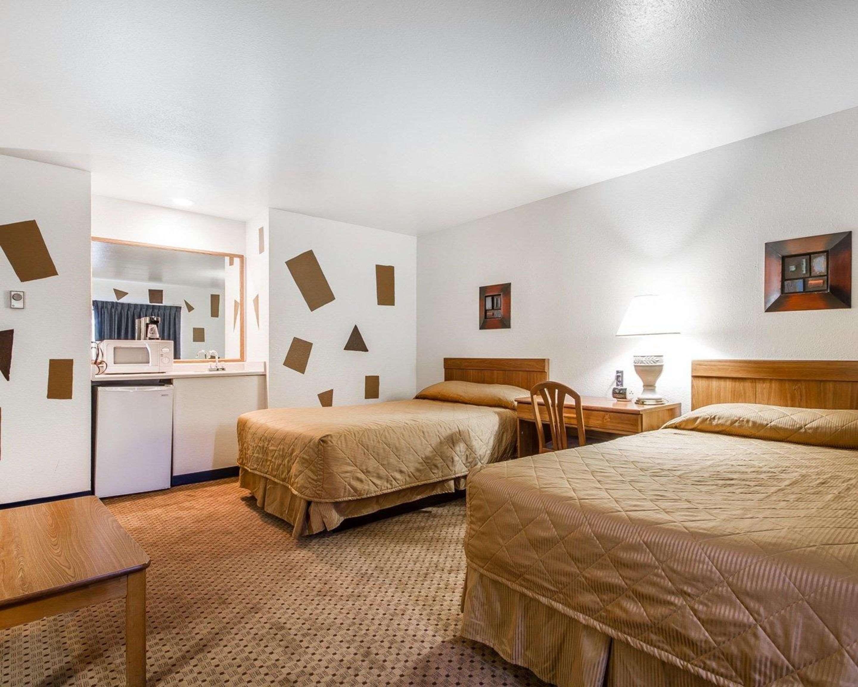 Rodeway Inn & Suites Madison East Екстер'єр фото