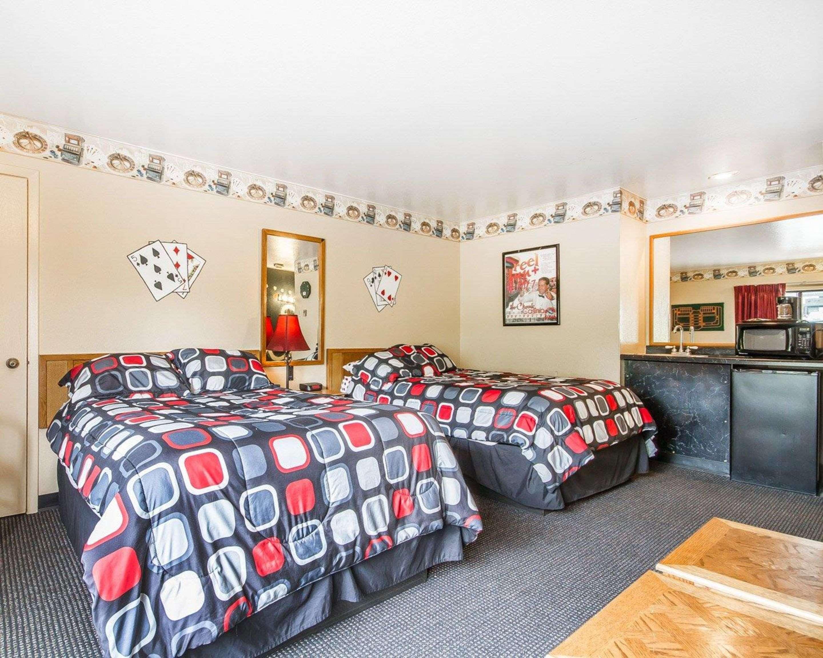 Rodeway Inn & Suites Madison East Екстер'єр фото