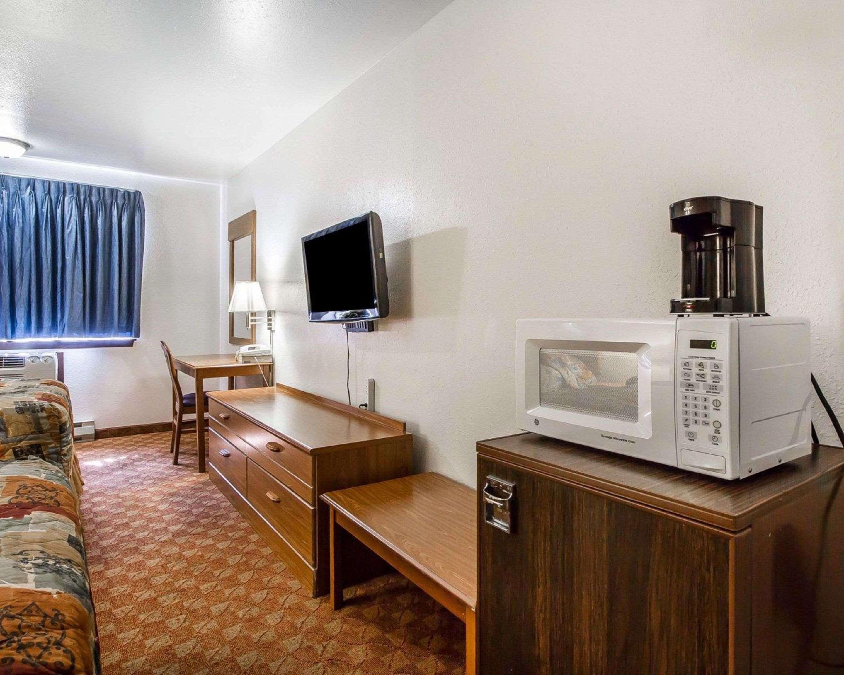 Rodeway Inn & Suites Madison East Екстер'єр фото