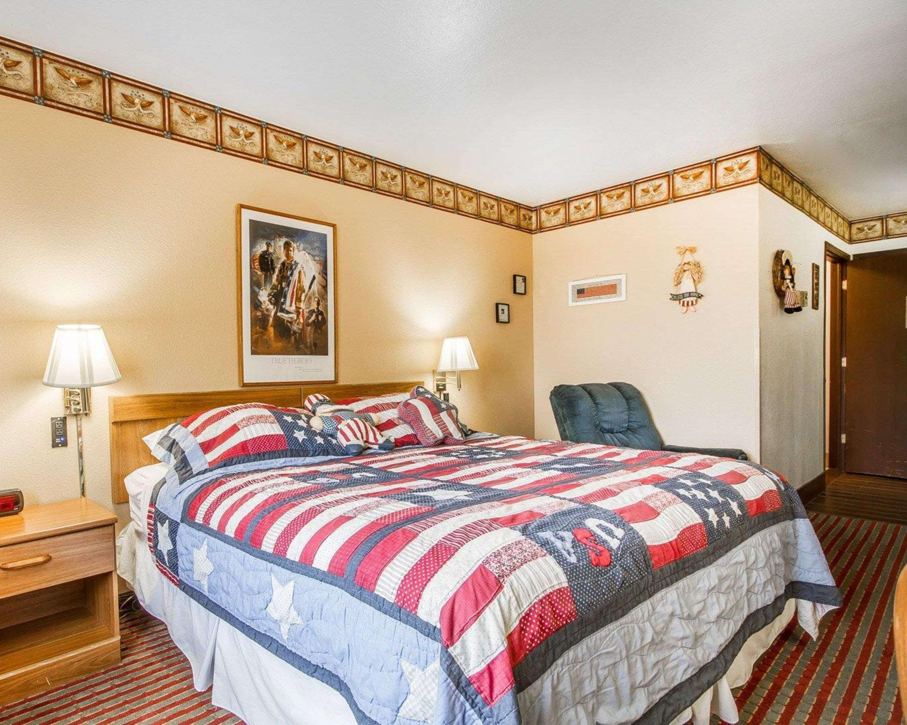 Rodeway Inn & Suites Madison East Екстер'єр фото