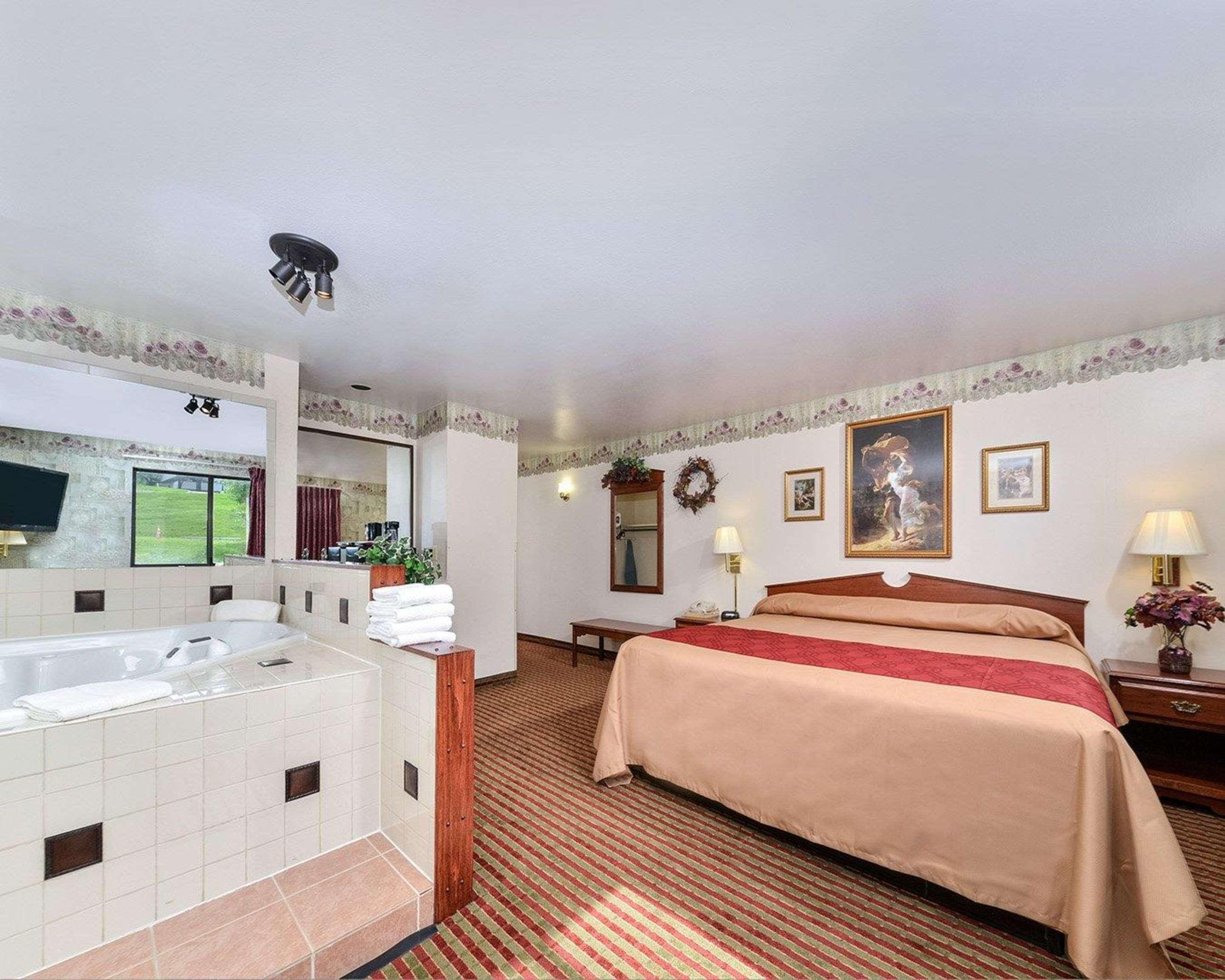 Rodeway Inn & Suites Madison East Екстер'єр фото