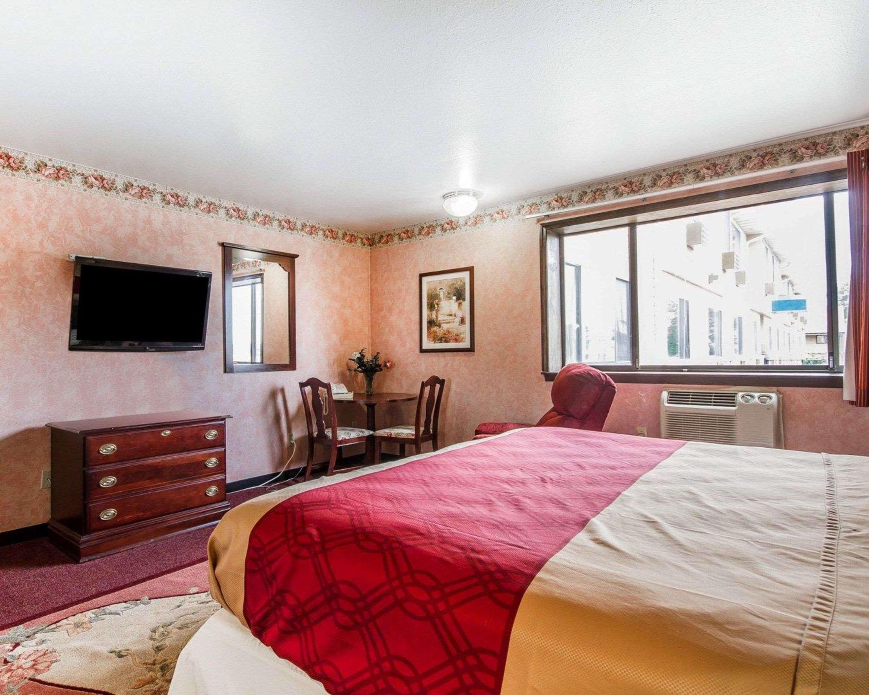 Rodeway Inn & Suites Madison East Екстер'єр фото