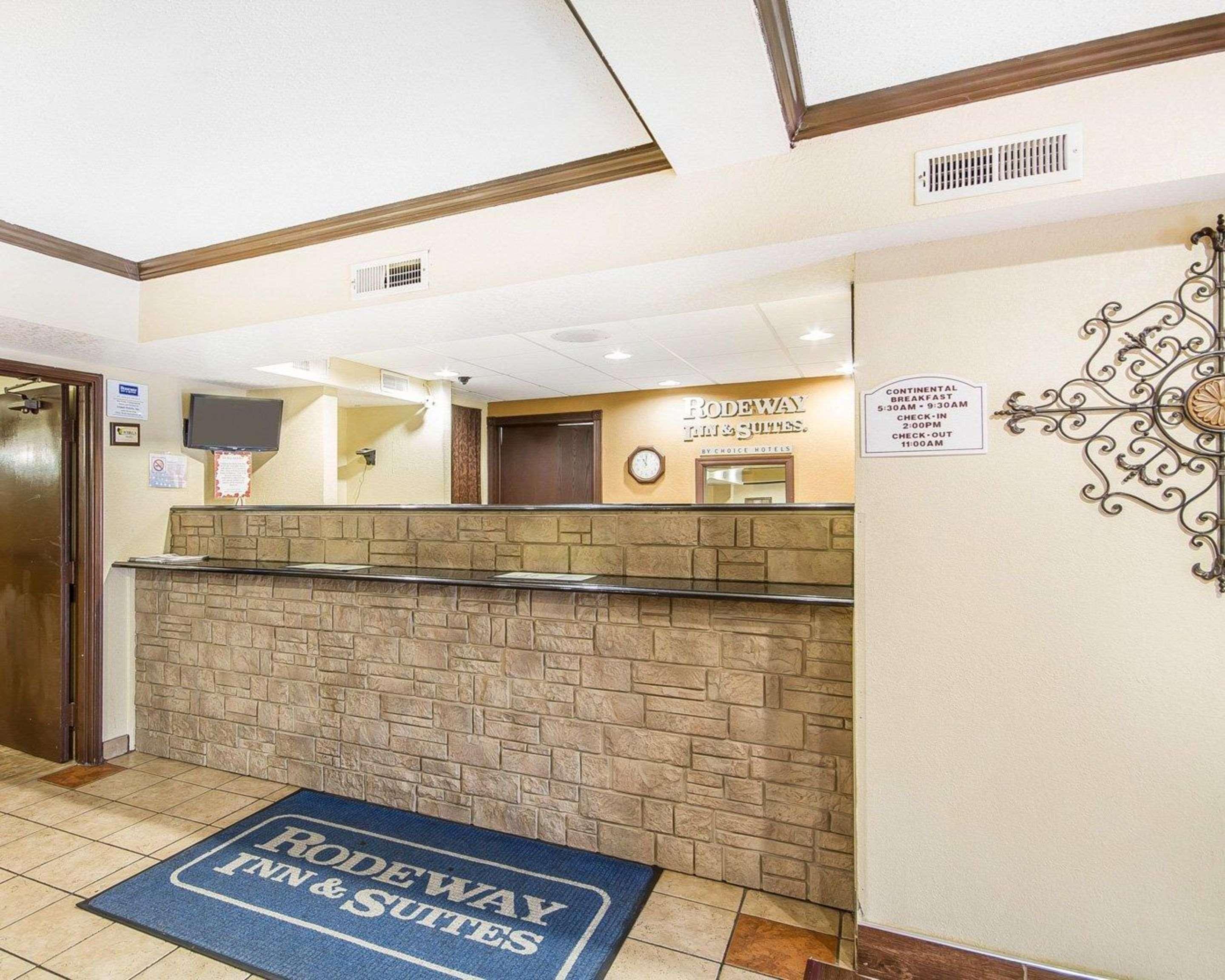 Rodeway Inn & Suites Madison East Екстер'єр фото