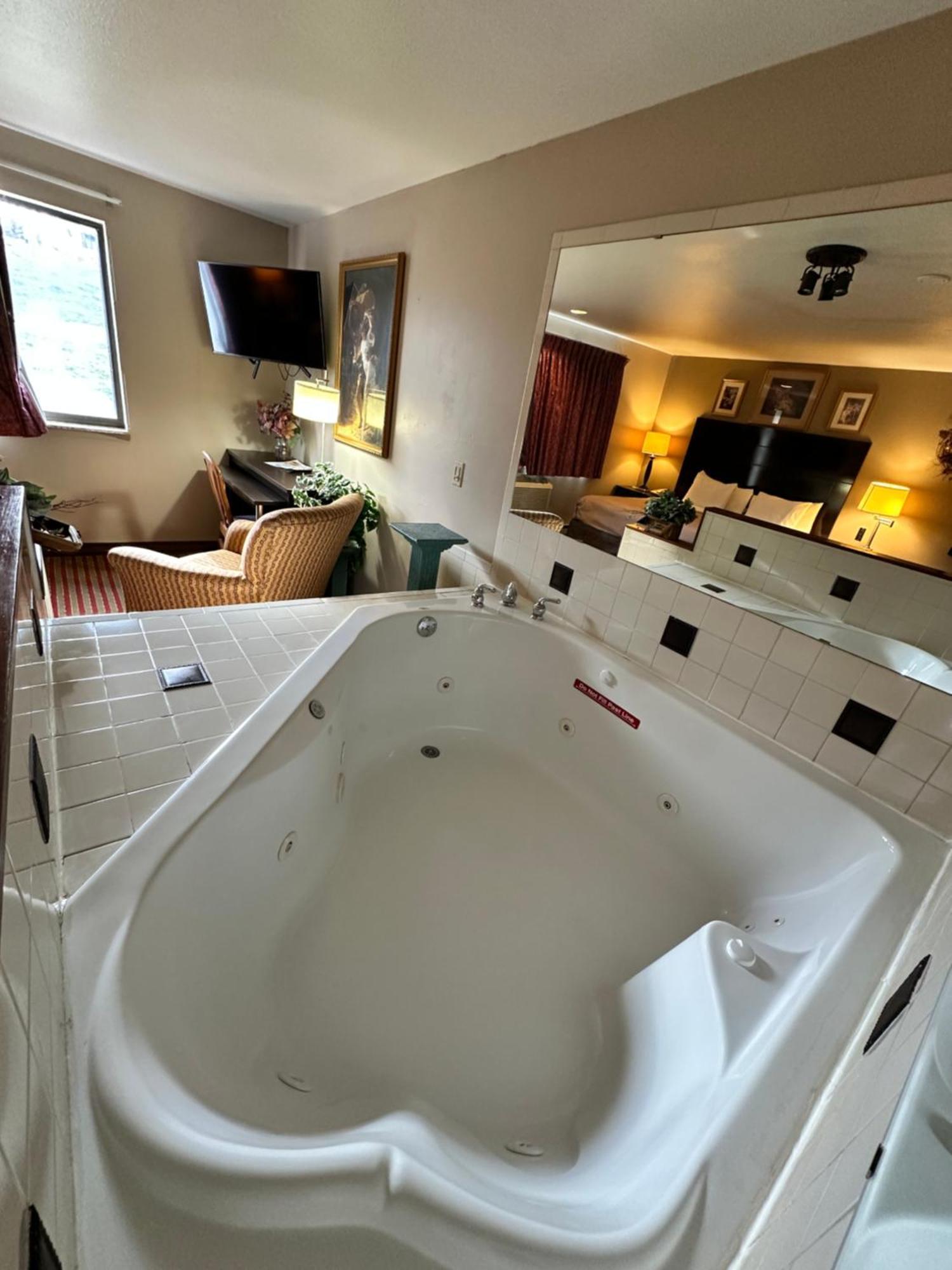 Rodeway Inn & Suites Madison East Екстер'єр фото