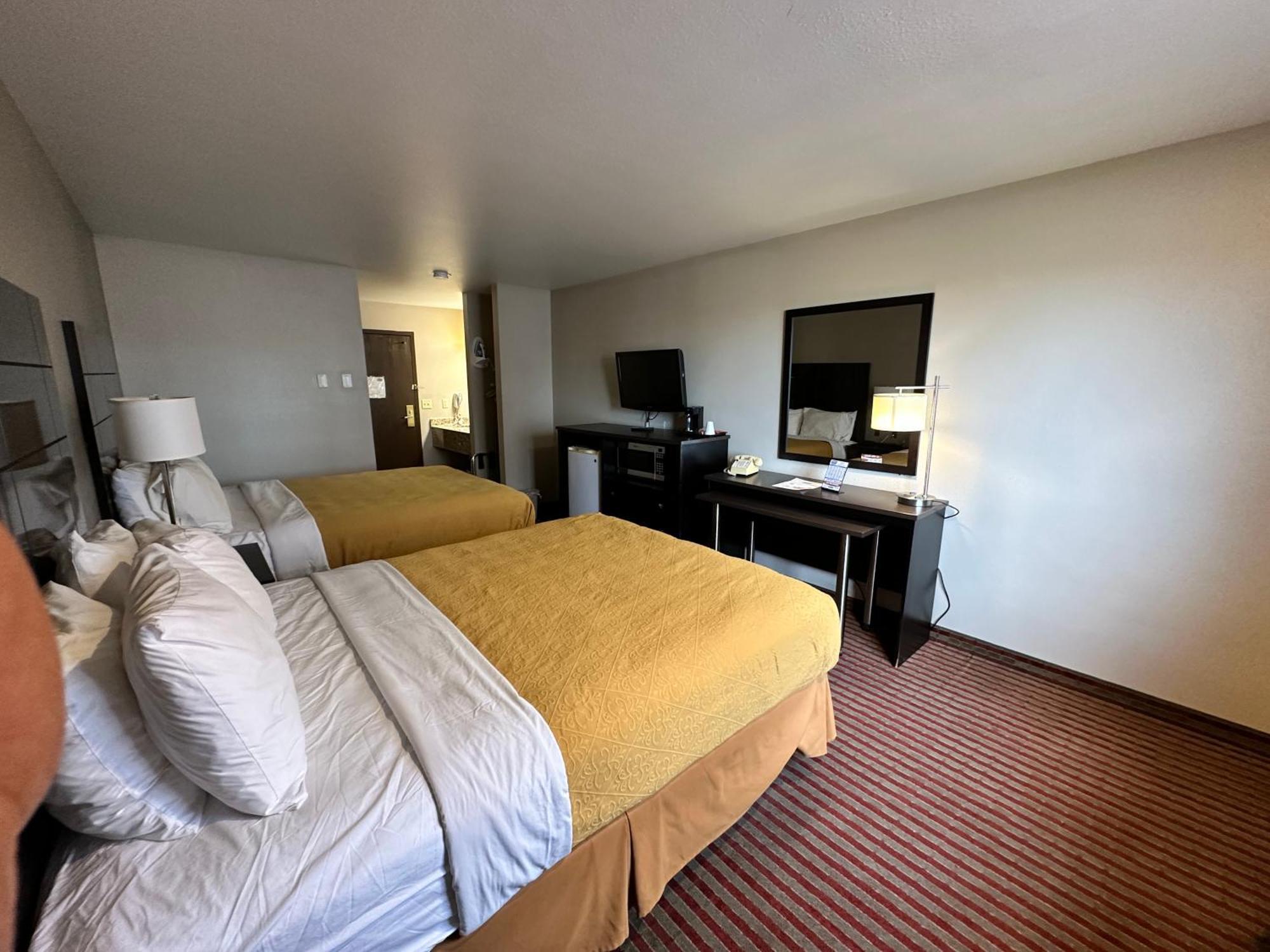 Rodeway Inn & Suites Madison East Екстер'єр фото