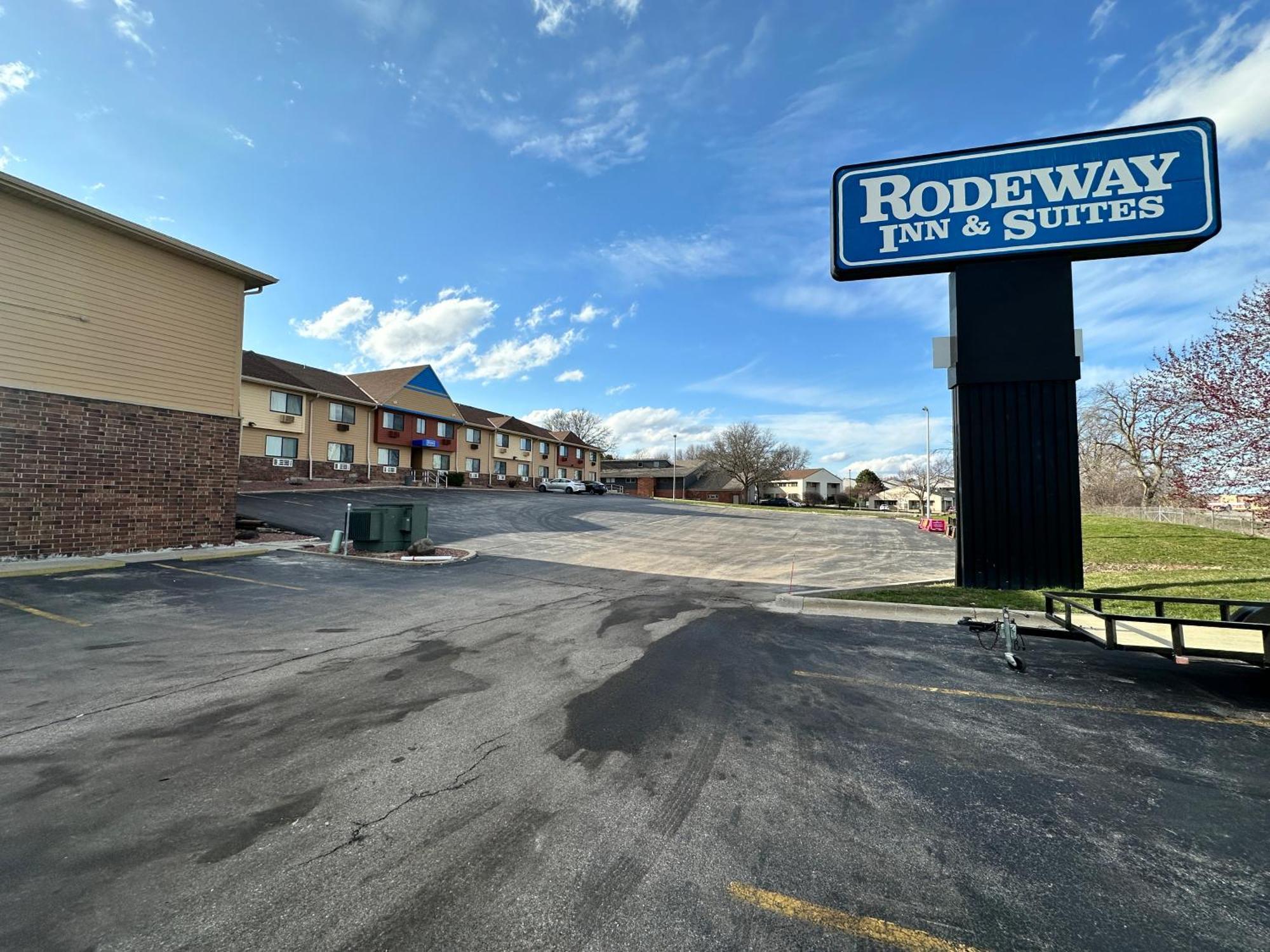 Rodeway Inn & Suites Madison East Екстер'єр фото