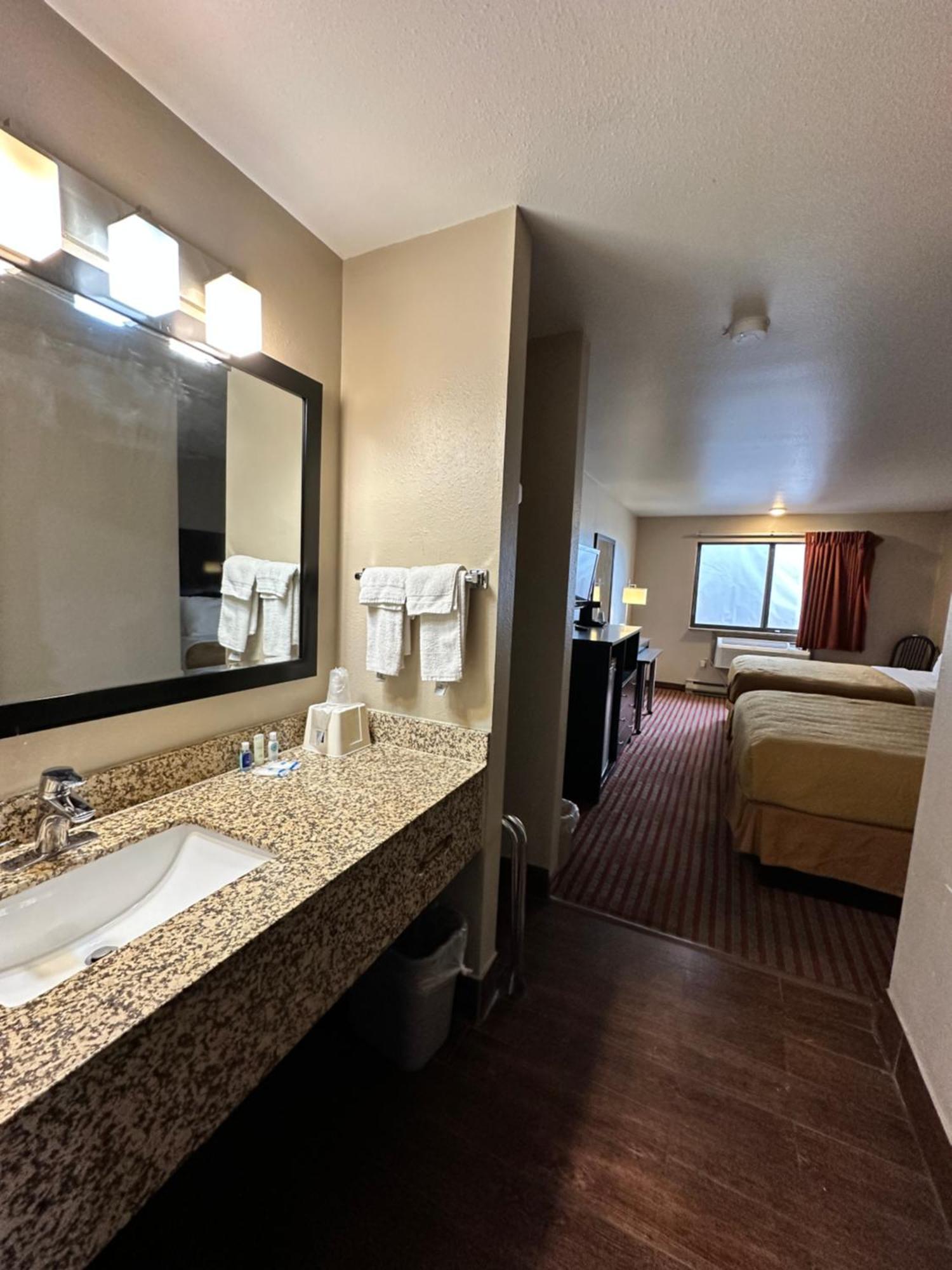 Rodeway Inn & Suites Madison East Екстер'єр фото