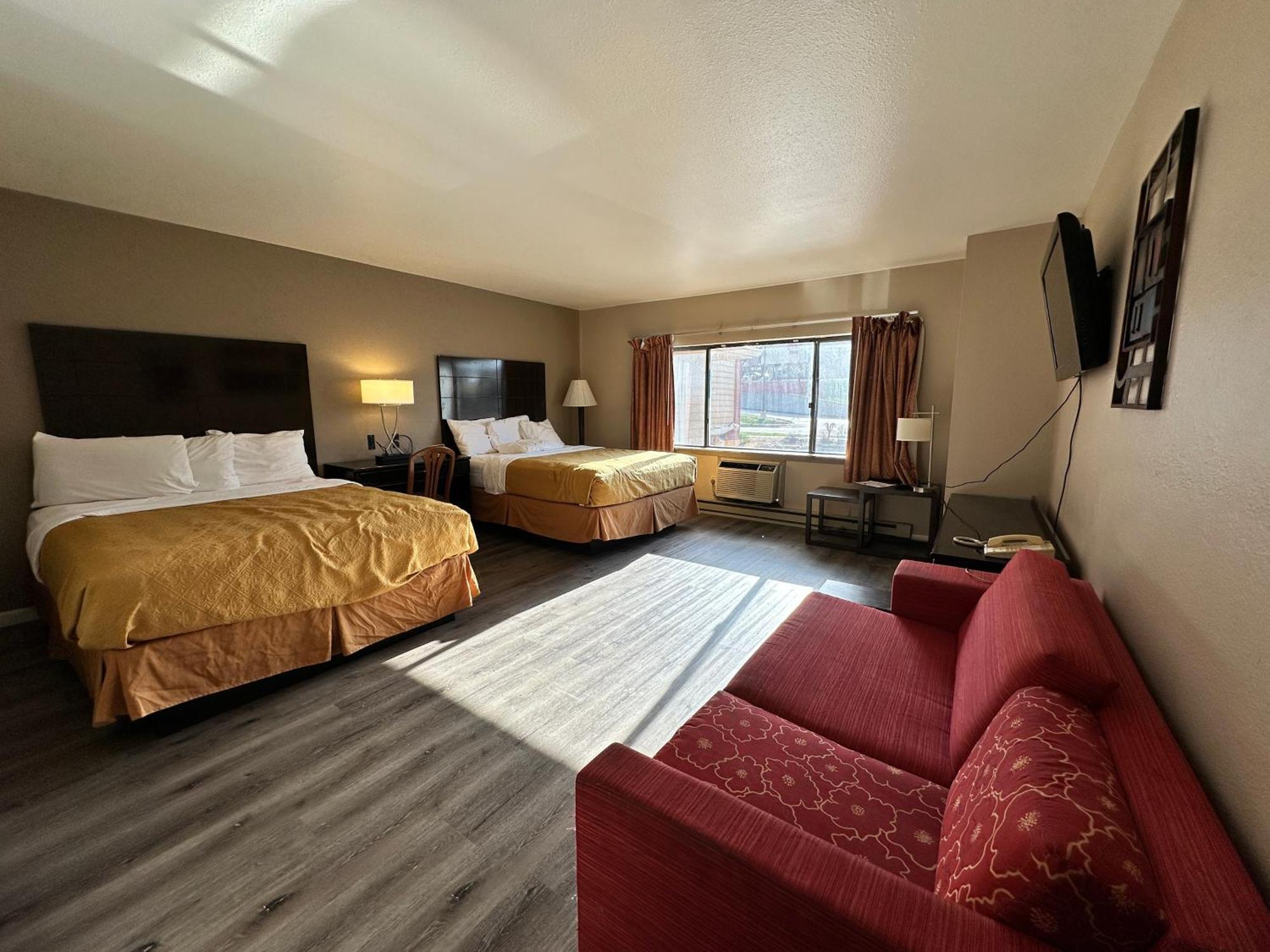 Rodeway Inn & Suites Madison East Екстер'єр фото