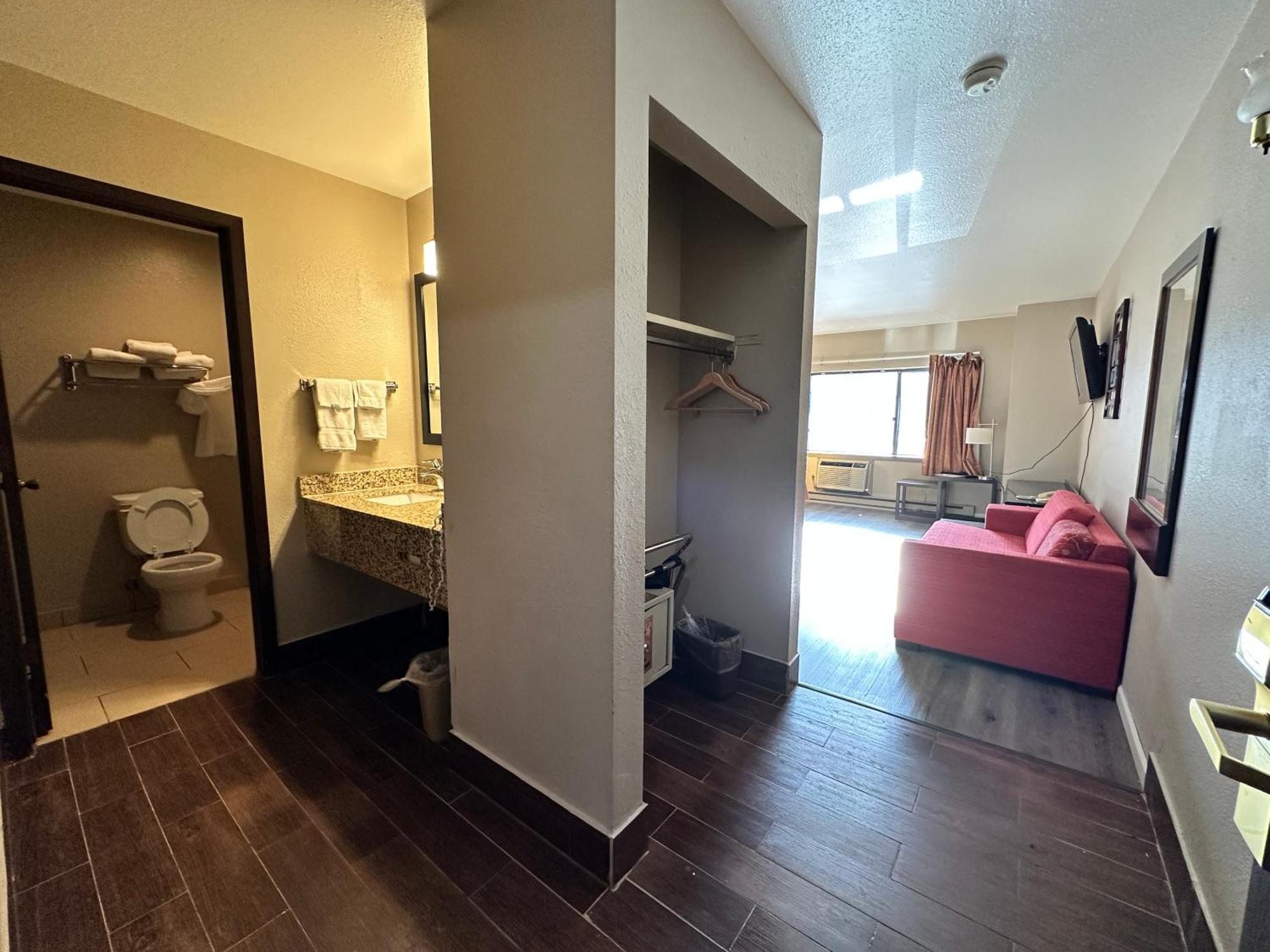 Rodeway Inn & Suites Madison East Екстер'єр фото