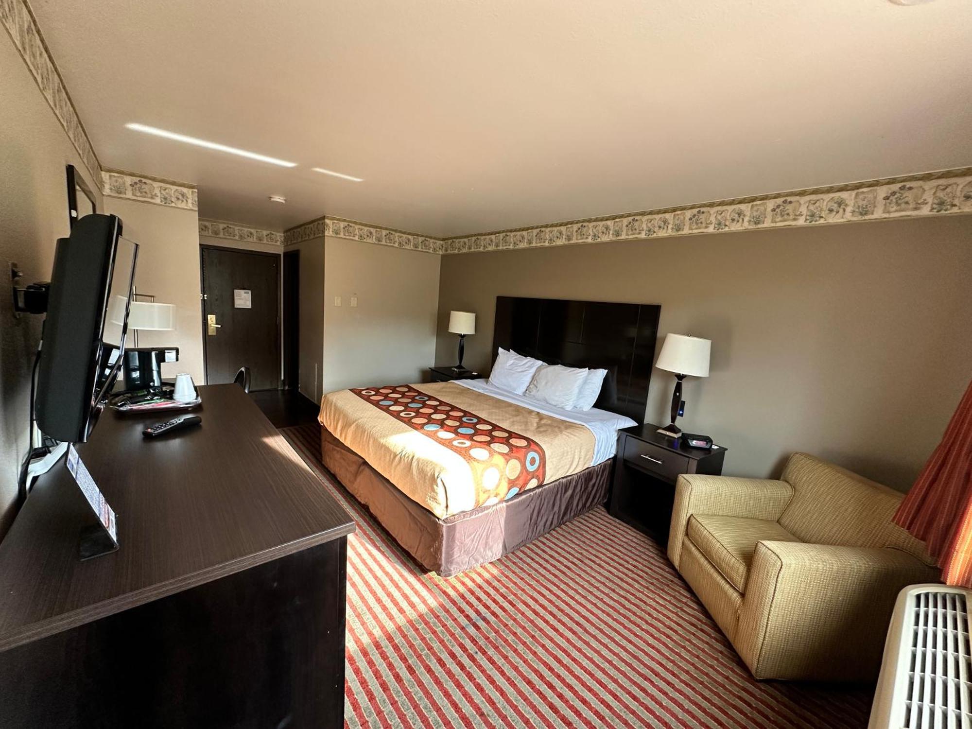 Rodeway Inn & Suites Madison East Екстер'єр фото
