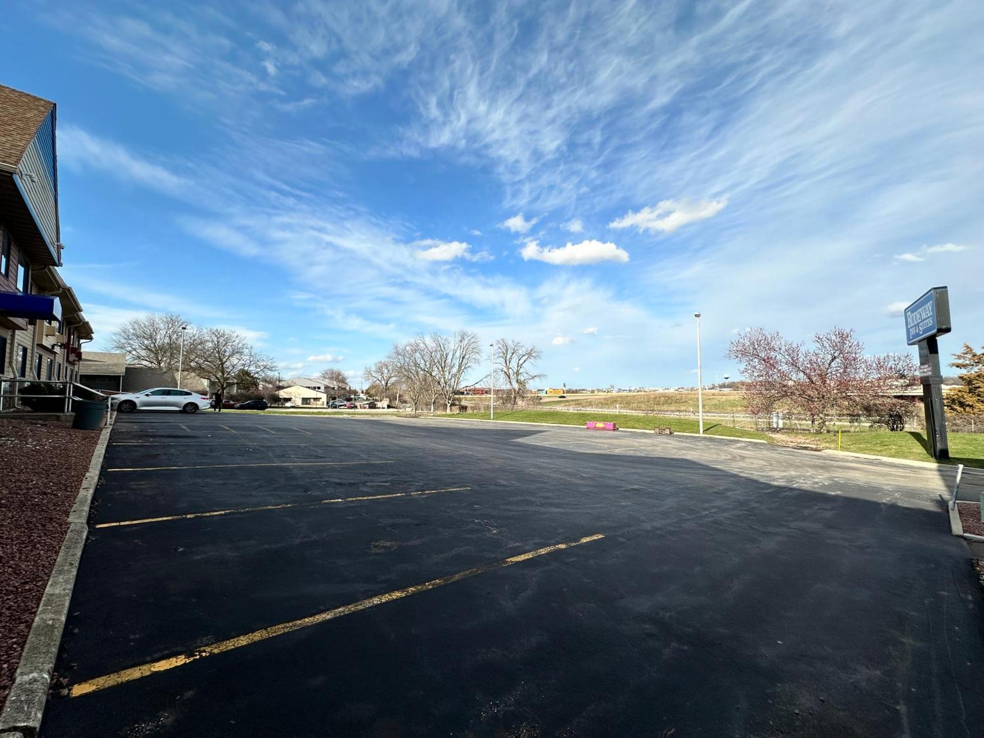 Rodeway Inn & Suites Madison East Екстер'єр фото