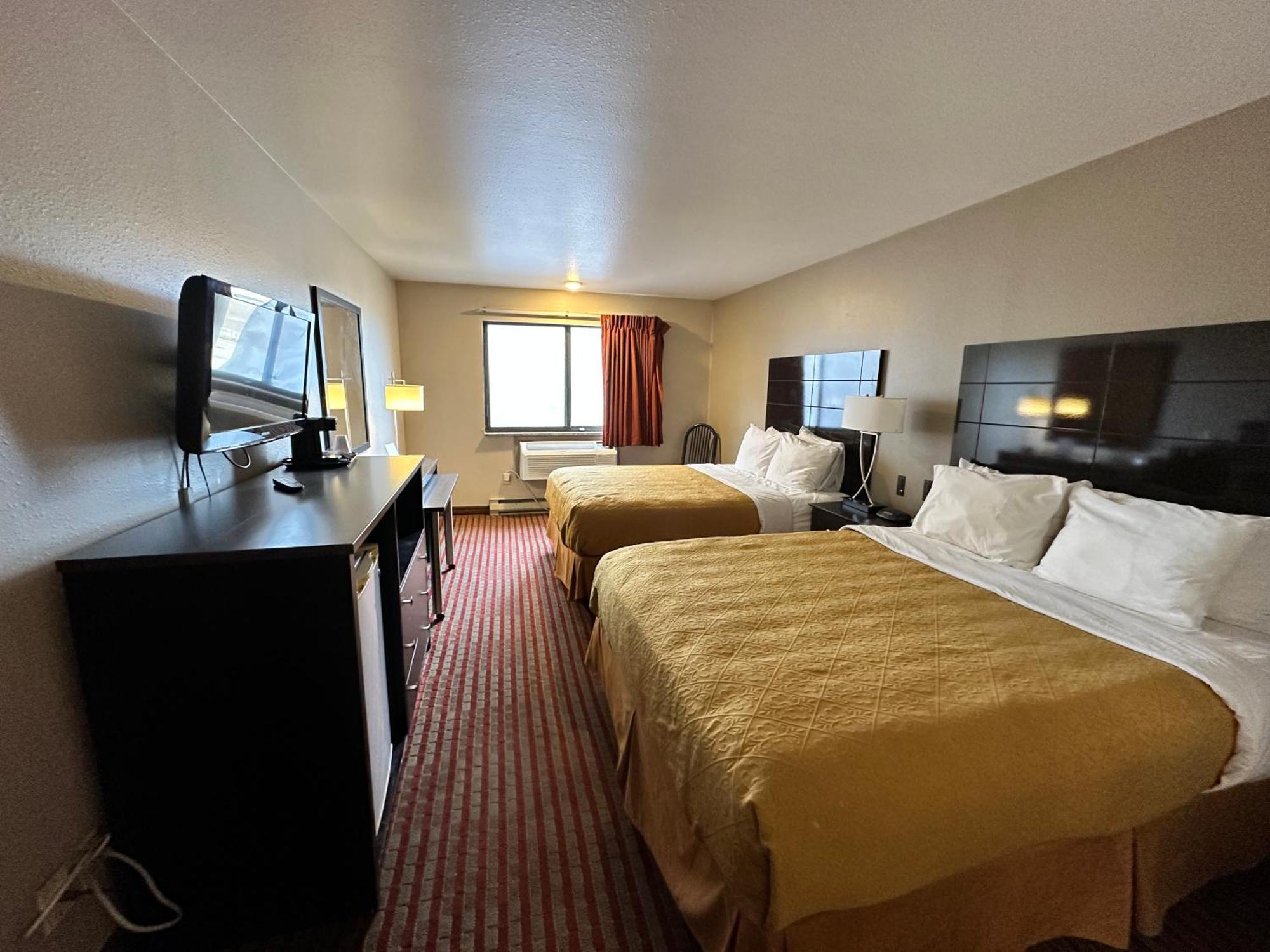 Rodeway Inn & Suites Madison East Екстер'єр фото