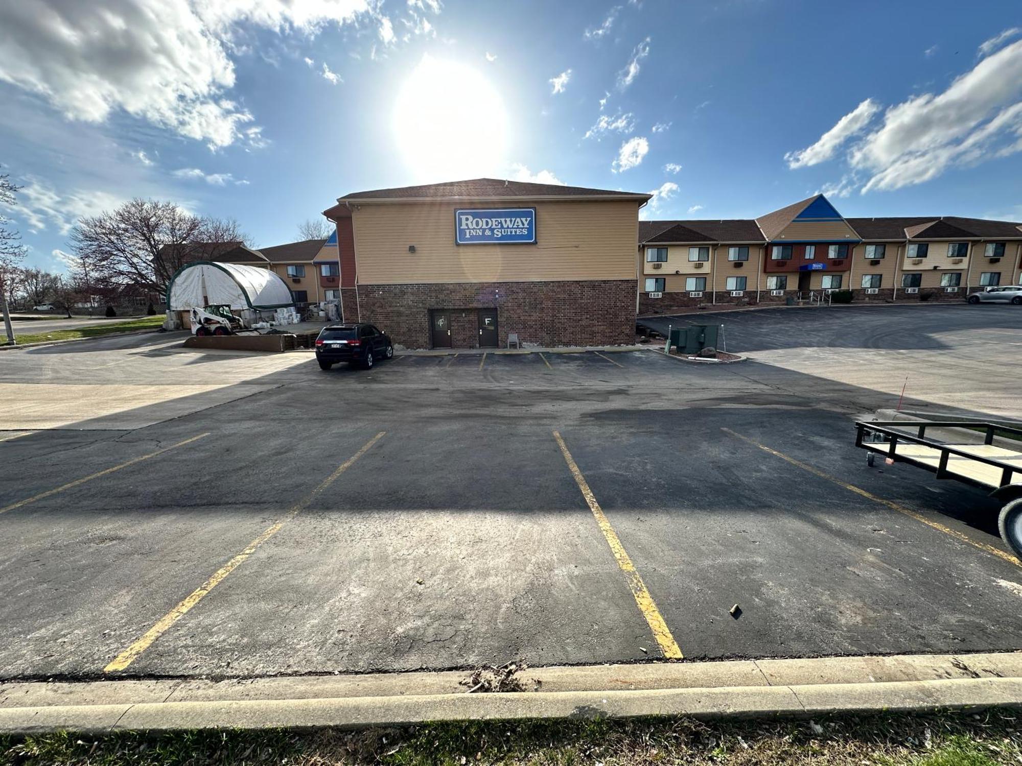 Rodeway Inn & Suites Madison East Екстер'єр фото