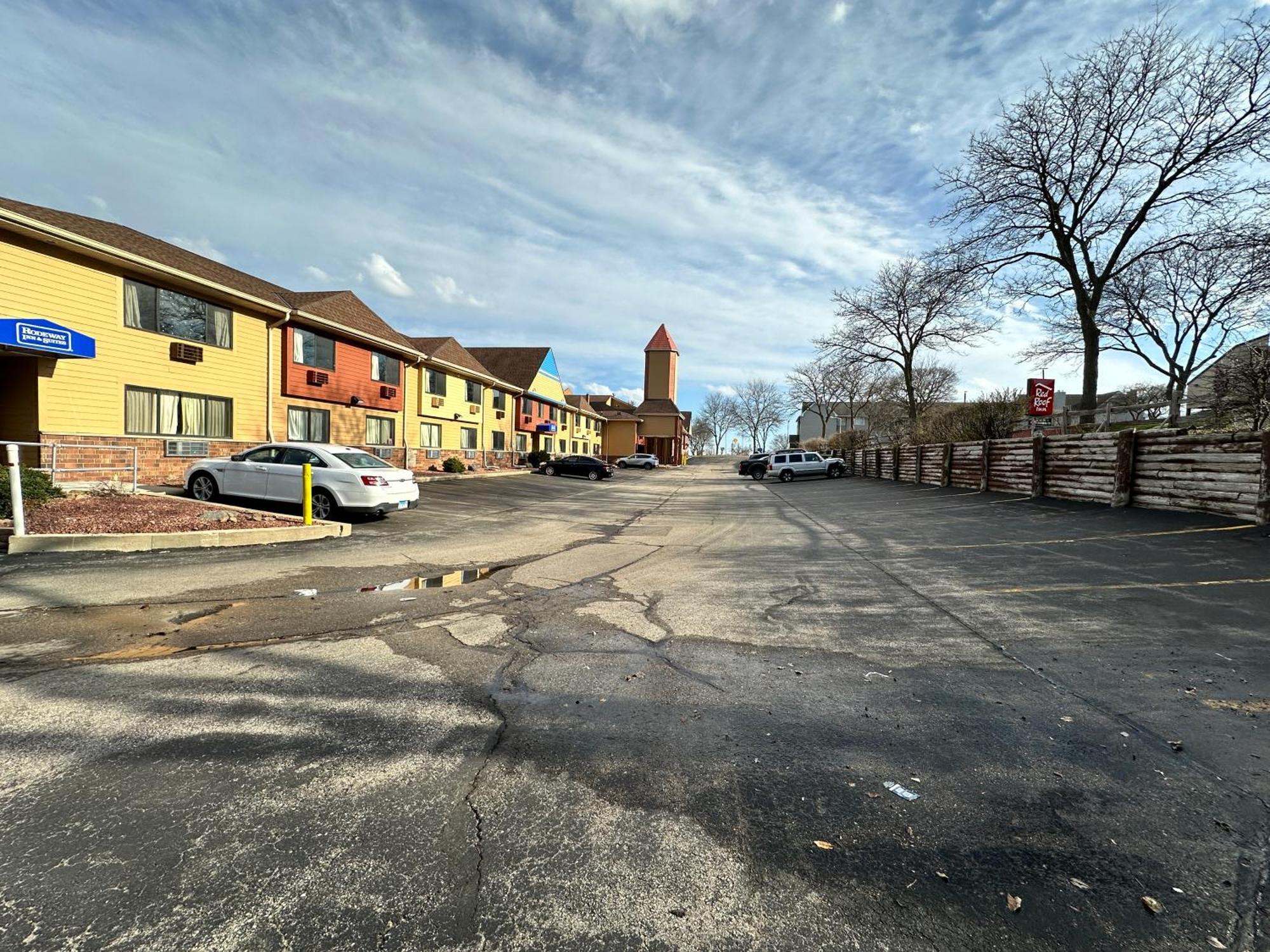 Rodeway Inn & Suites Madison East Екстер'єр фото