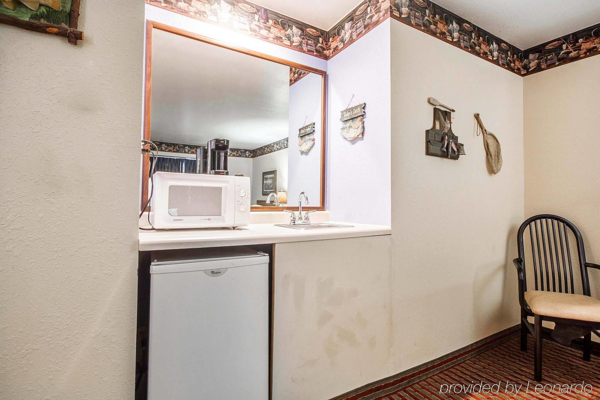Rodeway Inn & Suites Madison East Екстер'єр фото