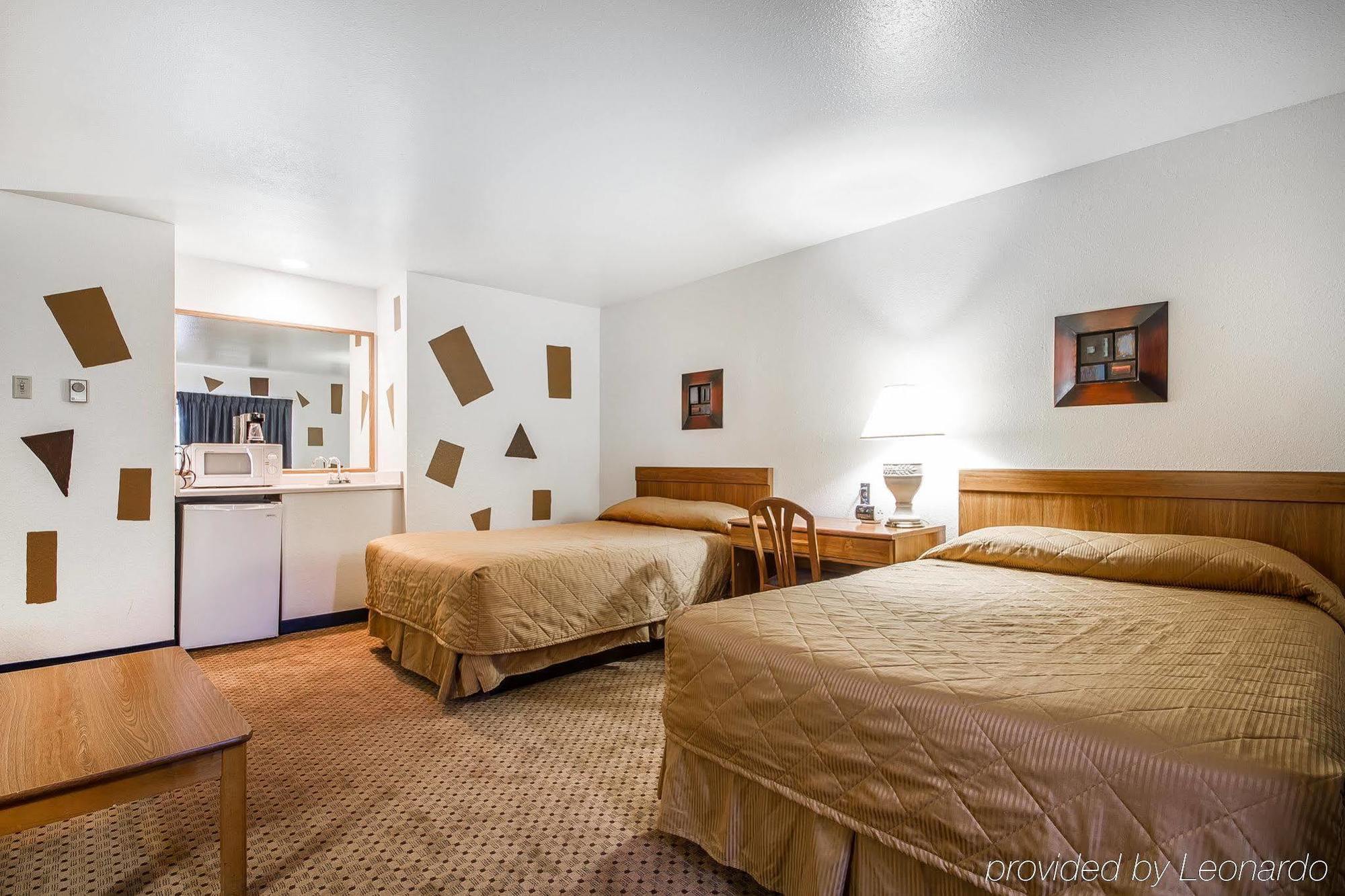 Rodeway Inn & Suites Madison East Екстер'єр фото
