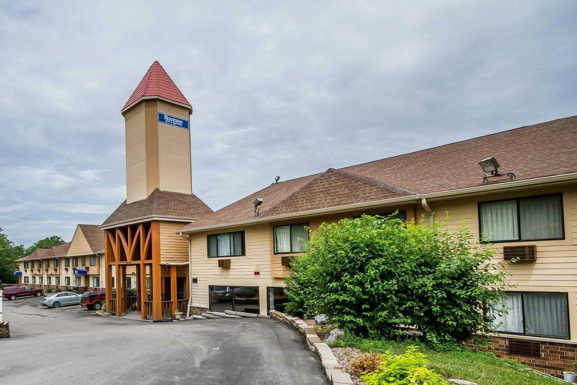 Rodeway Inn & Suites Madison East Екстер'єр фото