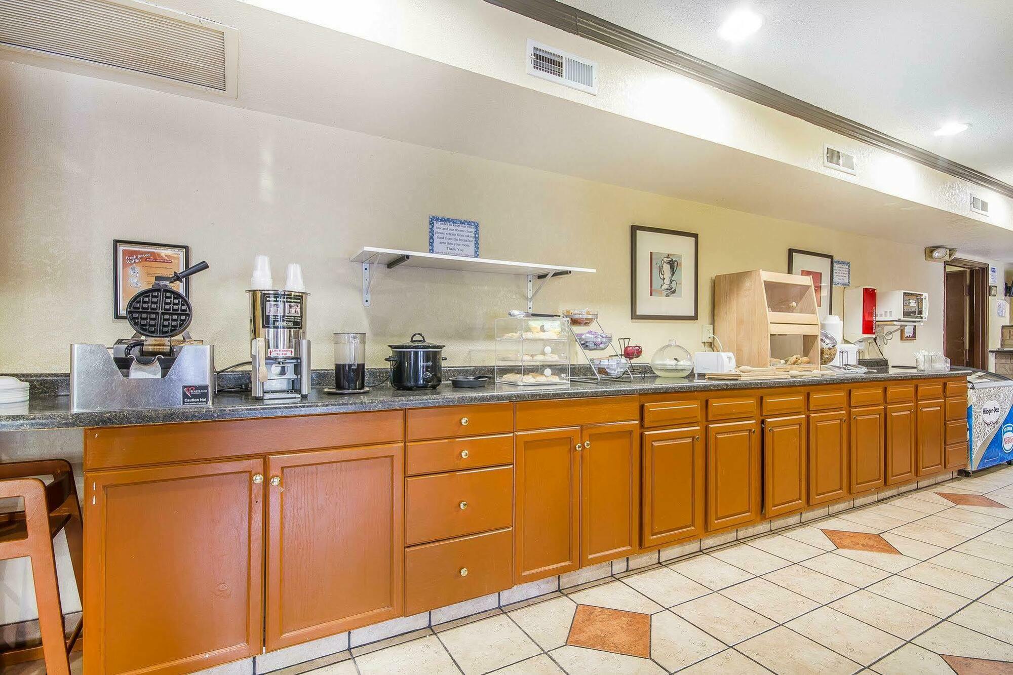Rodeway Inn & Suites Madison East Екстер'єр фото