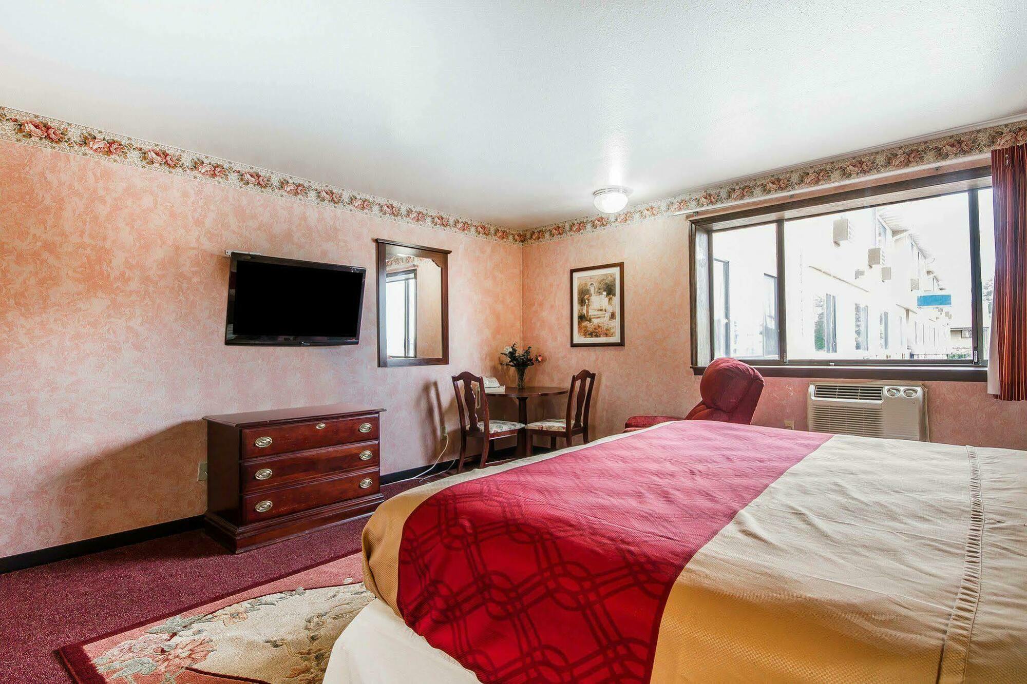 Rodeway Inn & Suites Madison East Екстер'єр фото