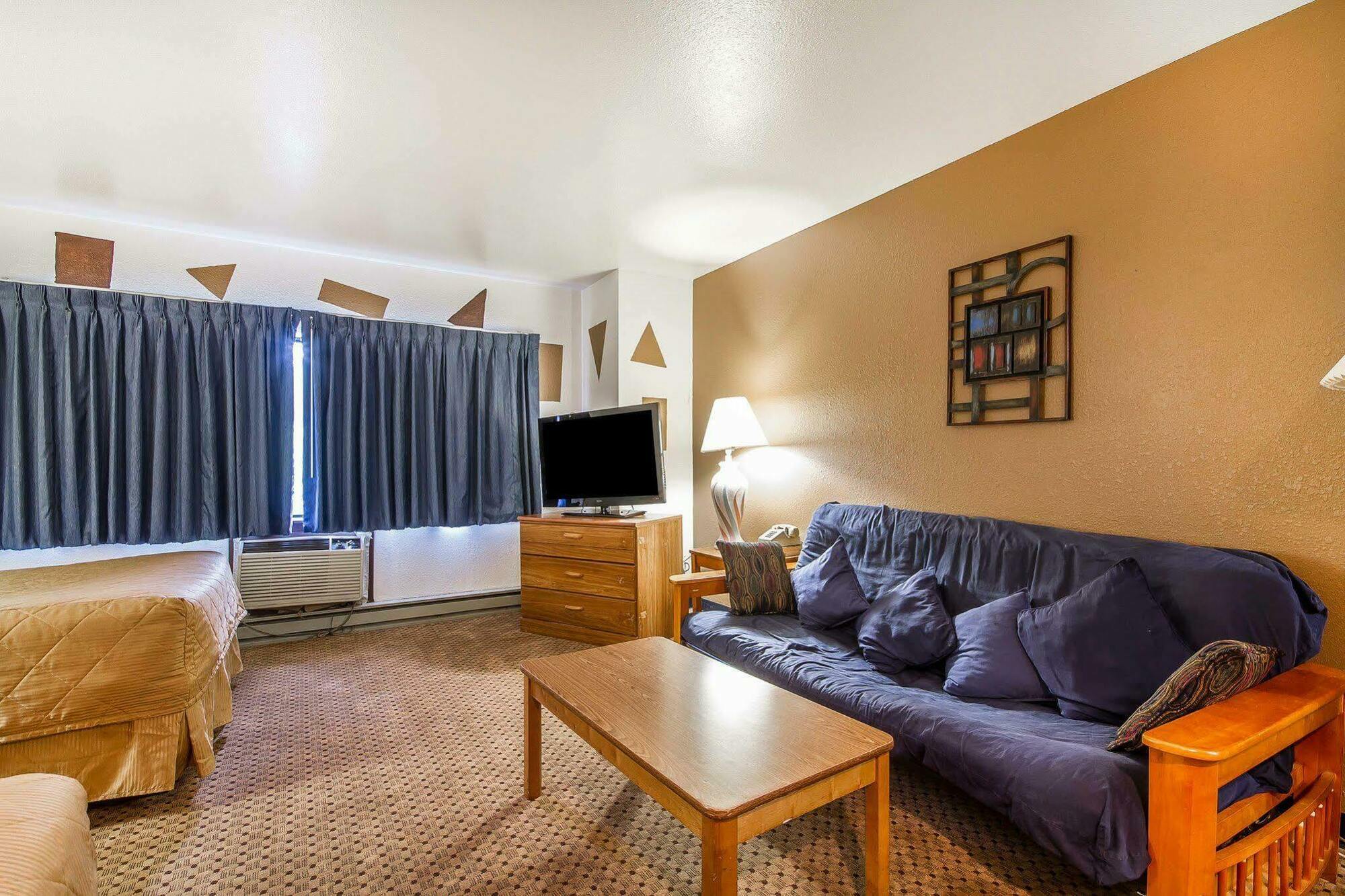 Rodeway Inn & Suites Madison East Екстер'єр фото